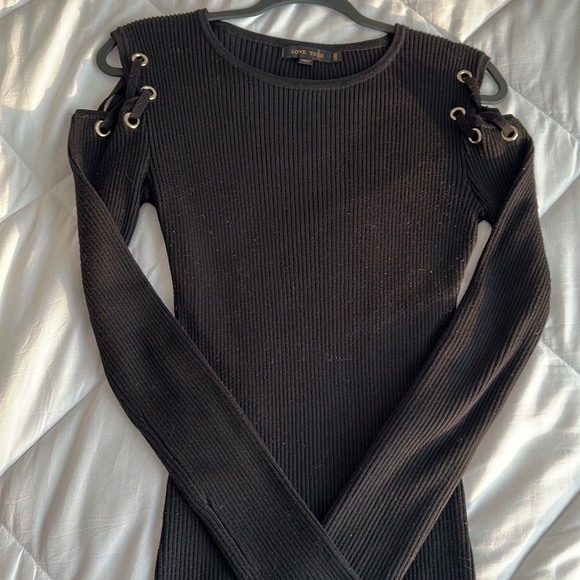 Cut out at shoulders black mini sweater dress - Picture 2 of 3